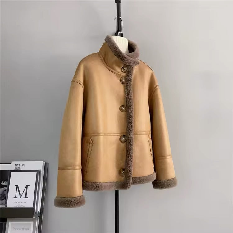 Luxurious natural sheepskin coat: warmth and comfort year-round