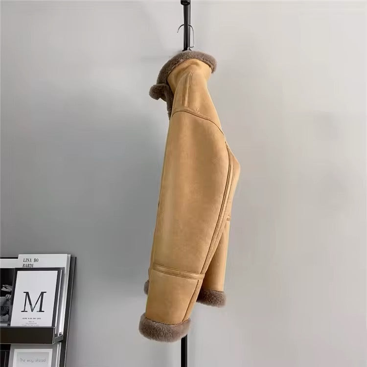 Luxurious natural sheepskin coat: warmth and comfort year-round