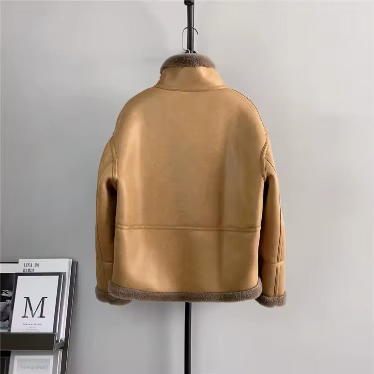 Luxurious natural sheepskin coat: warmth and comfort year-round