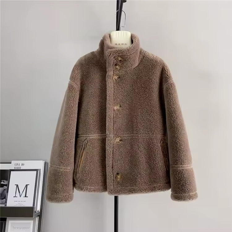 Luxurious natural sheepskin coat: warmth and comfort year-round