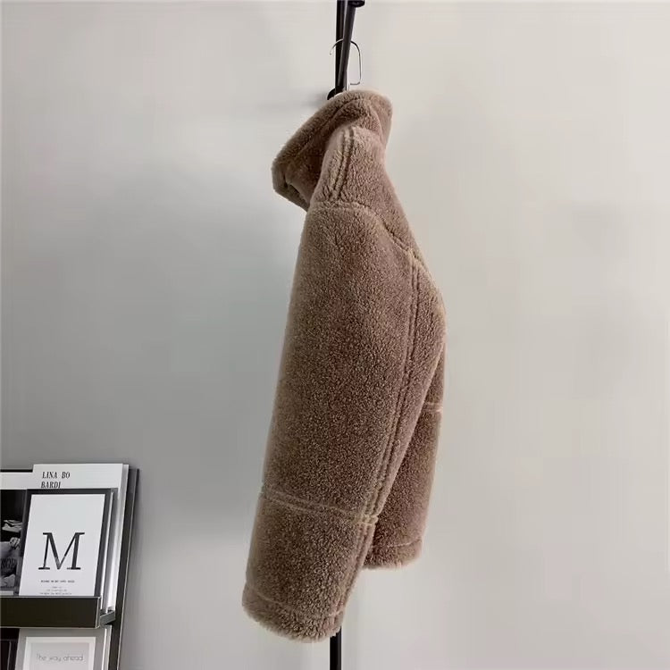 Luxurious natural sheepskin coat: warmth and comfort year-round