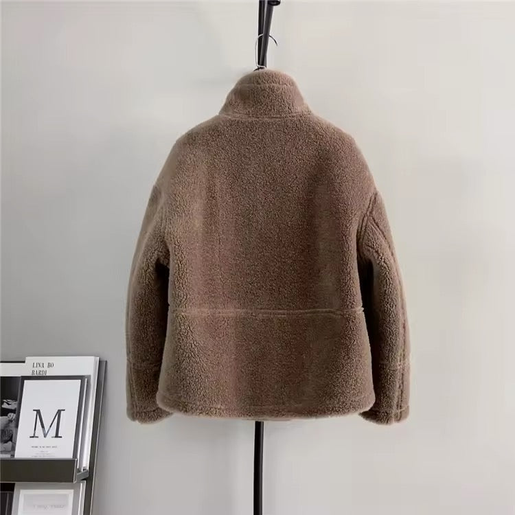 Luxurious natural sheepskin coat: warmth and comfort year-round