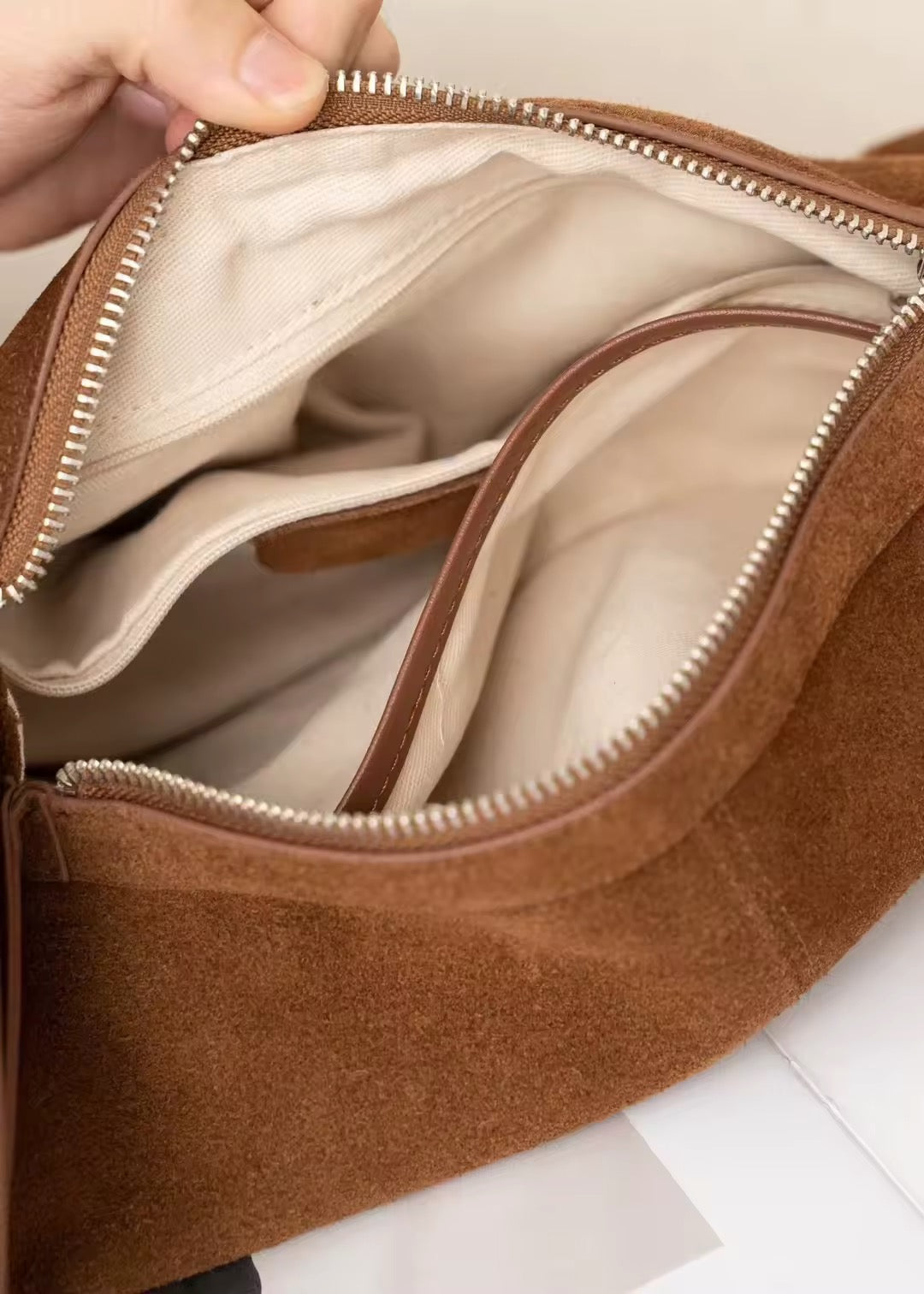 Luxurious leather bag: style and durability. Timeless natural beauty: your new favorite bag