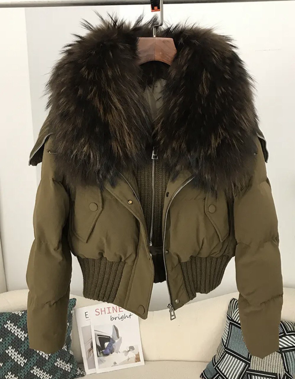 Luxuriöse Wärme: Kurze Damen-Daunenjacke aus Entendaunen mit Naturfell - Stilvoller Winterkomfort