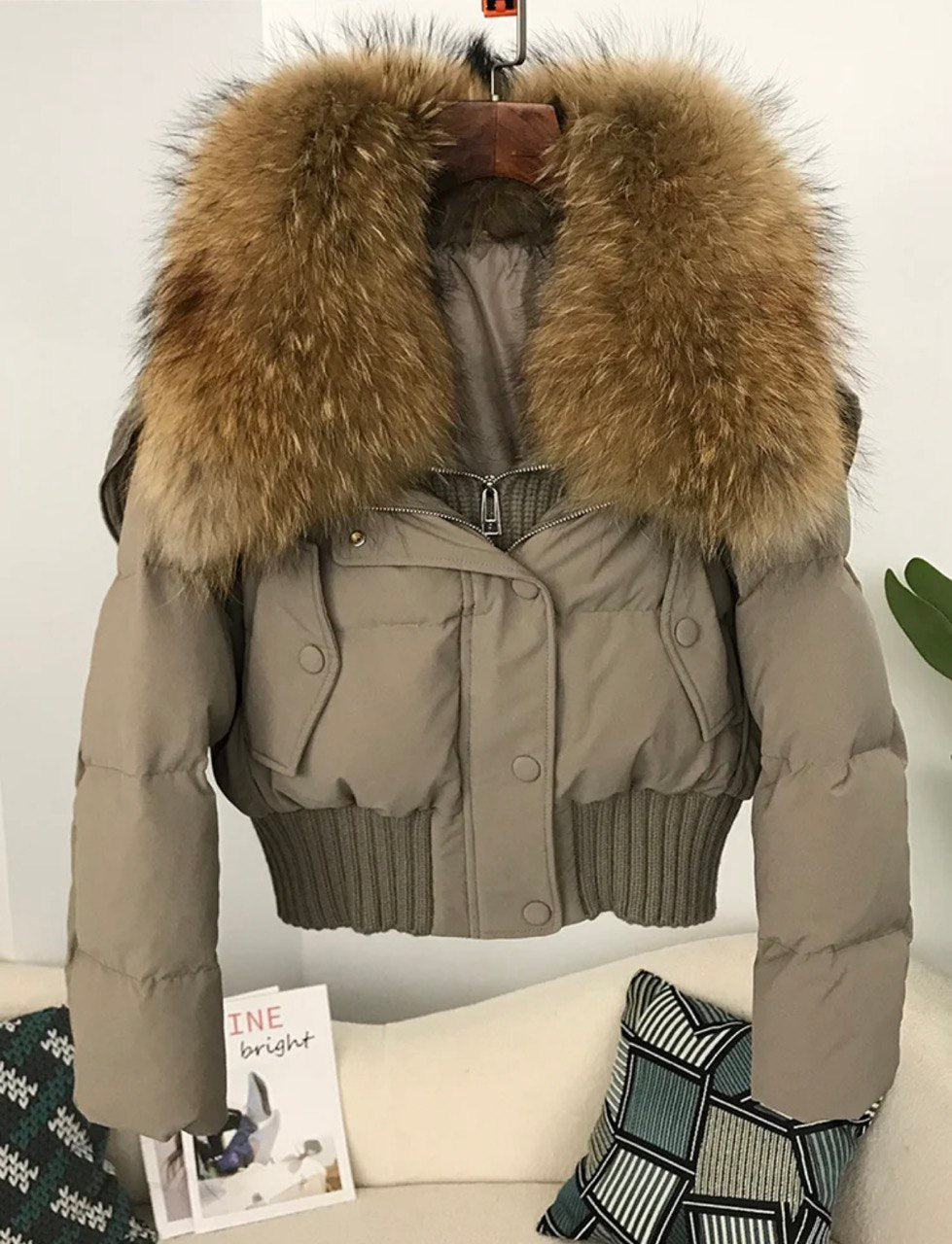 Luxuriöse Wärme: Kurze Damen-Daunenjacke aus Entendaunen mit Naturfell - Stilvoller Winterkomfort