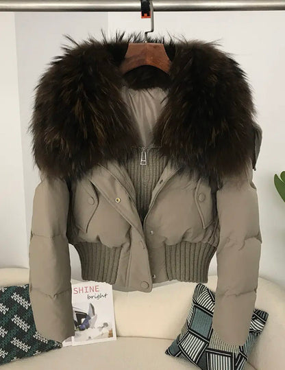 Luxuriöse Wärme: Kurze Damen-Daunenjacke aus Entendaunen mit Naturfell - Stilvoller Winterkomfort