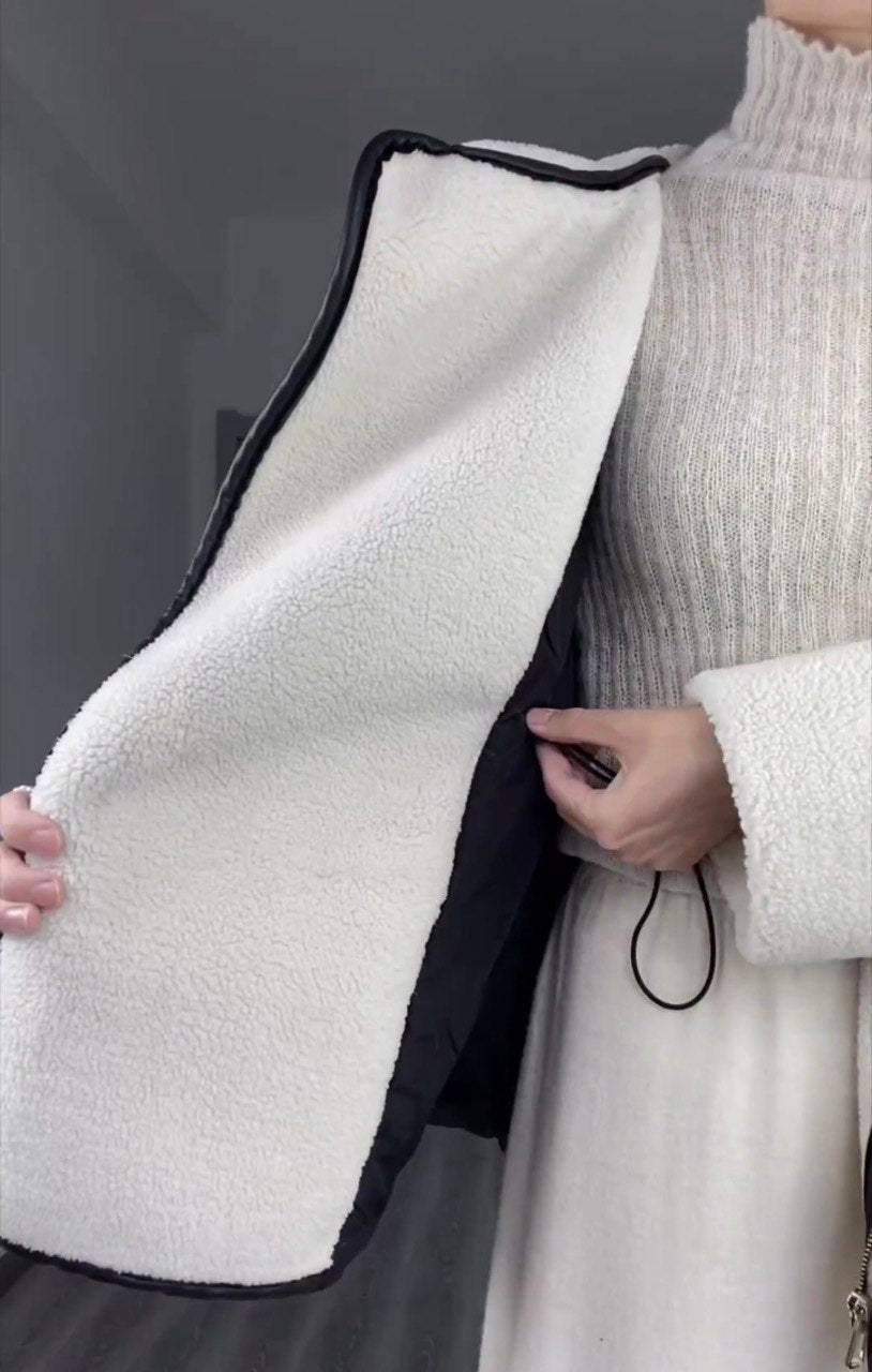 Shearling-Eleganz: Damen-Lammfellmantel mit Kapuze aus Entendaunen