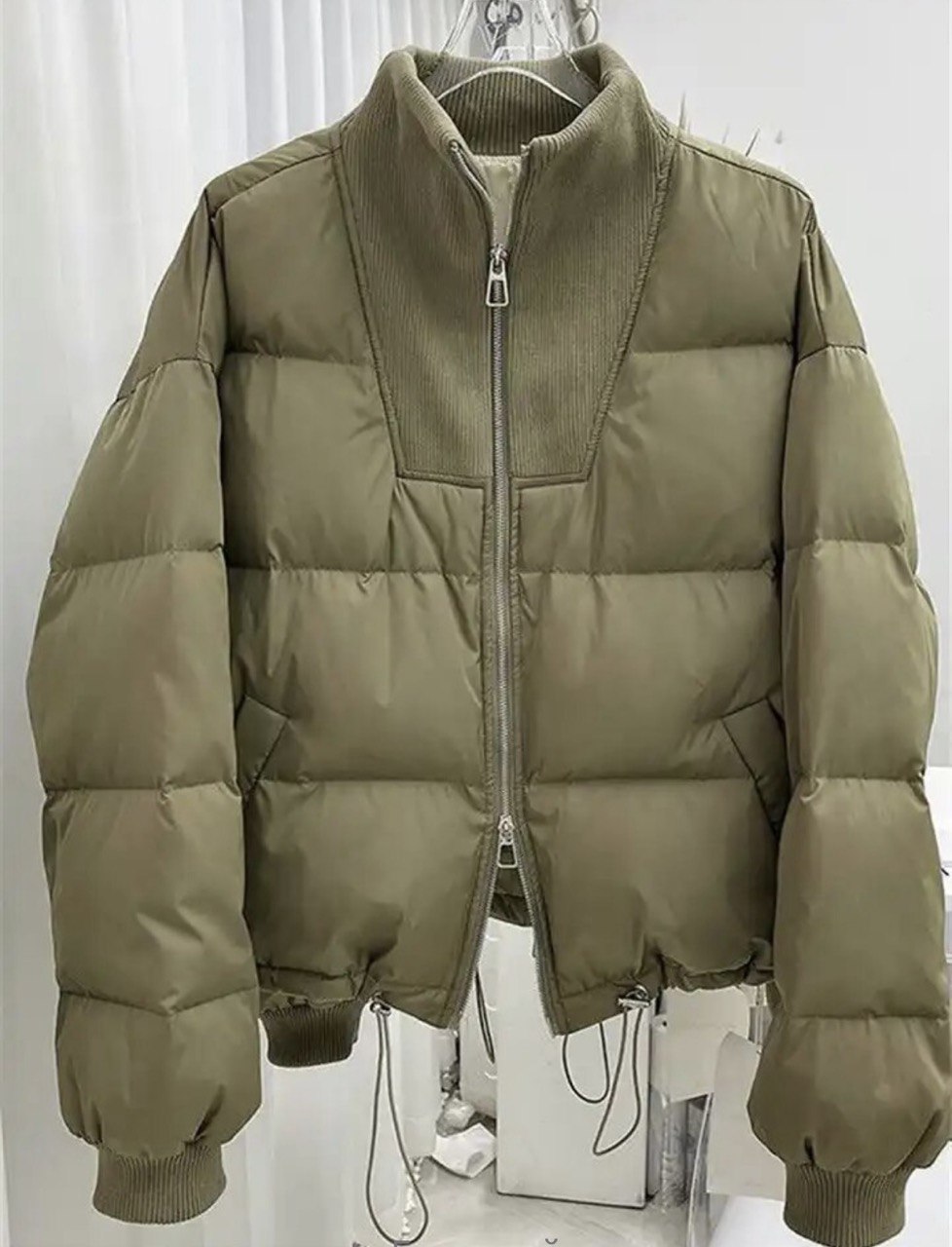 Stylischer, übergroßer Damenparka. Damen-Baumwolljacke. Übergroßer Damenparka.