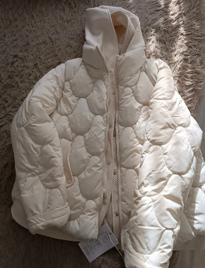 Bleiben Sie warm und stilvoll: Daunenjacke mit Kapuze für Damen.