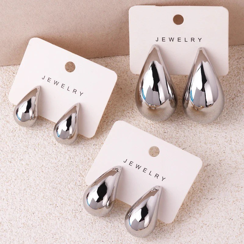 Stylish Women's Drop Earrings: Elevate your look with our elegant drop-shaped earrings.