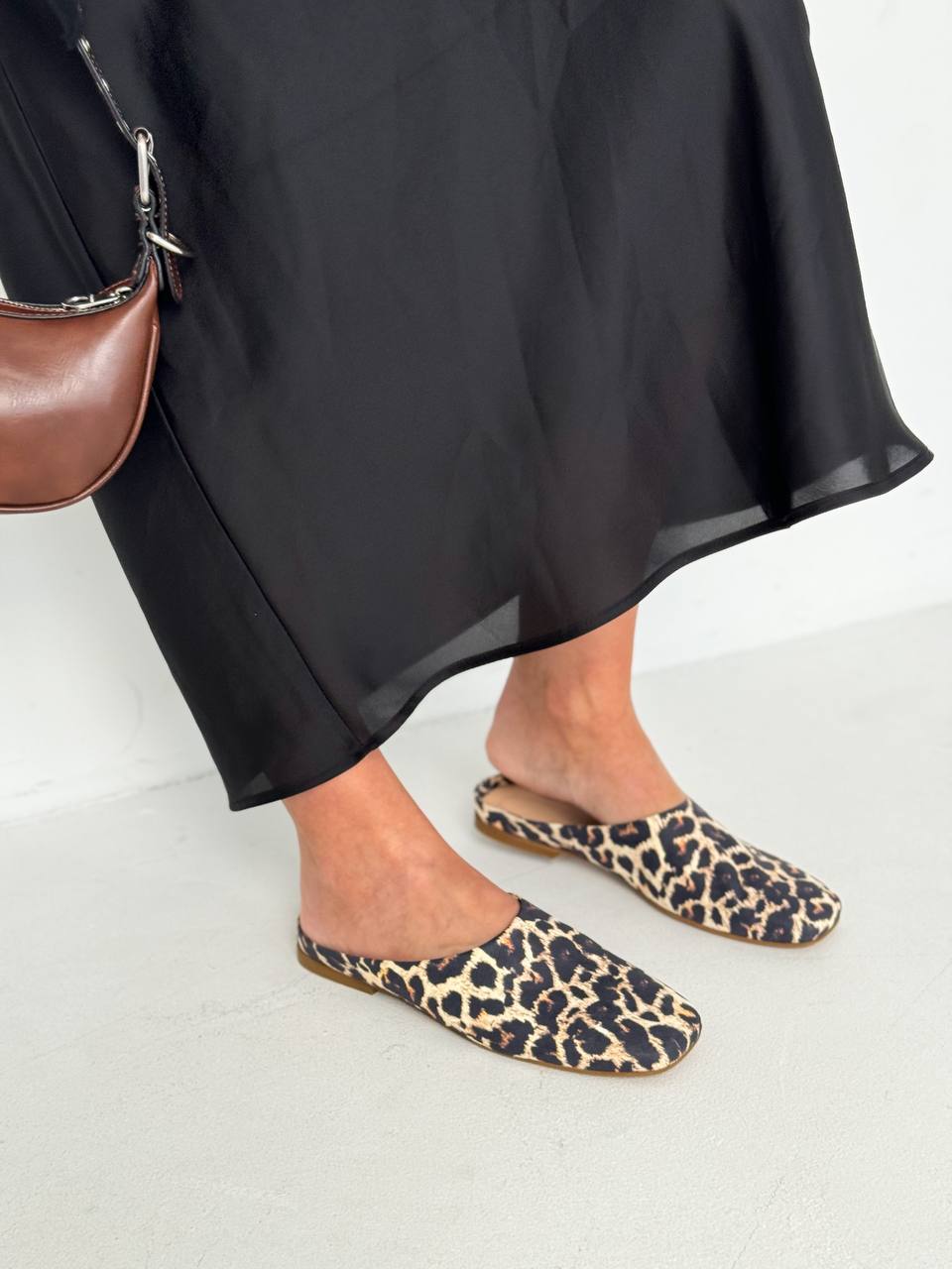 Handcrafted Elegance: Women's Genuine Leather Flip-Flops