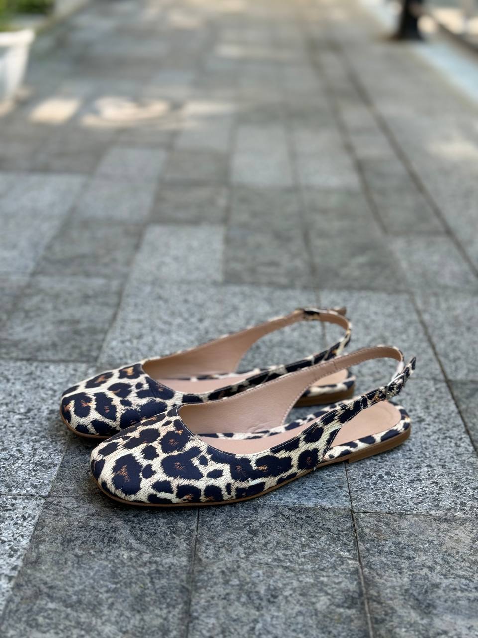 Handgefertigte Eleganz: Flache Slingbacks aus echtem Leder für Damen