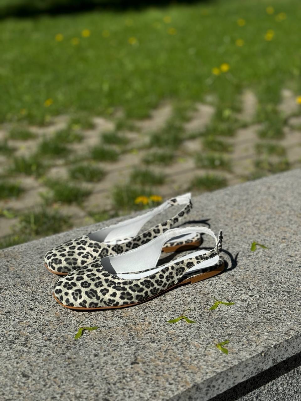 Handgefertigte Eleganz: Flache Slingbacks aus echtem Leder für Damen