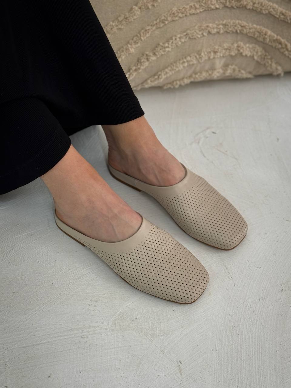 Handgefertigte Clogs und Hausschuhe aus echtem Leder für Damen. Perforierte Clogs für Damen