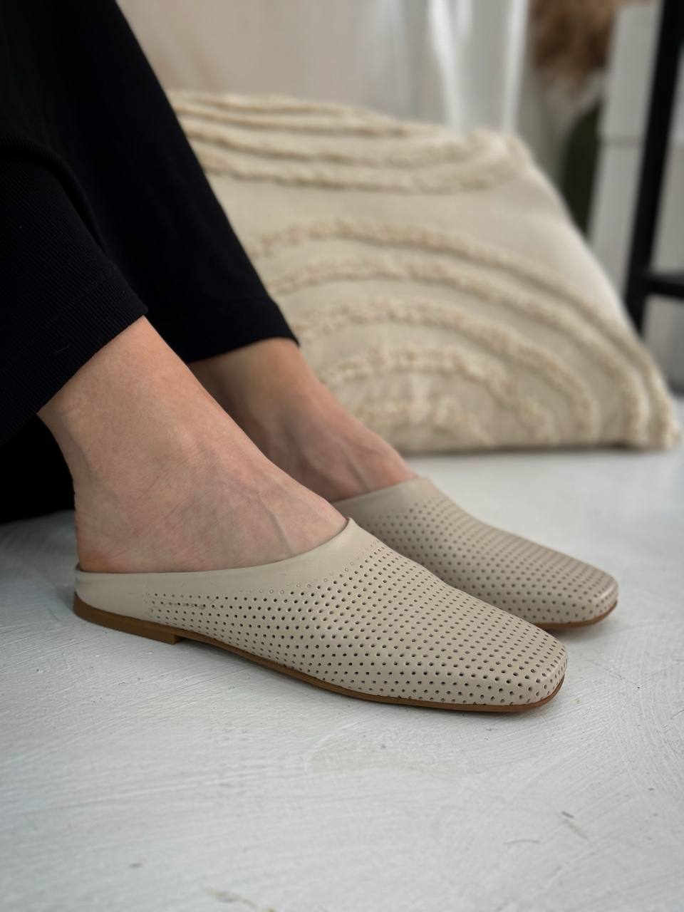 Handgefertigte Clogs und Hausschuhe aus echtem Leder für Damen. Perforierte Clogs für Damen