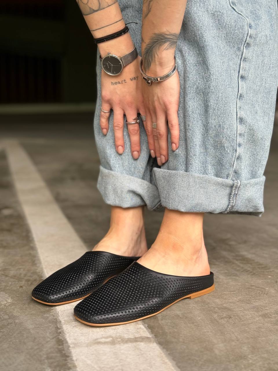 Handgefertigte Clogs und Hausschuhe aus echtem Leder für Damen. Perforierte Clogs für Damen