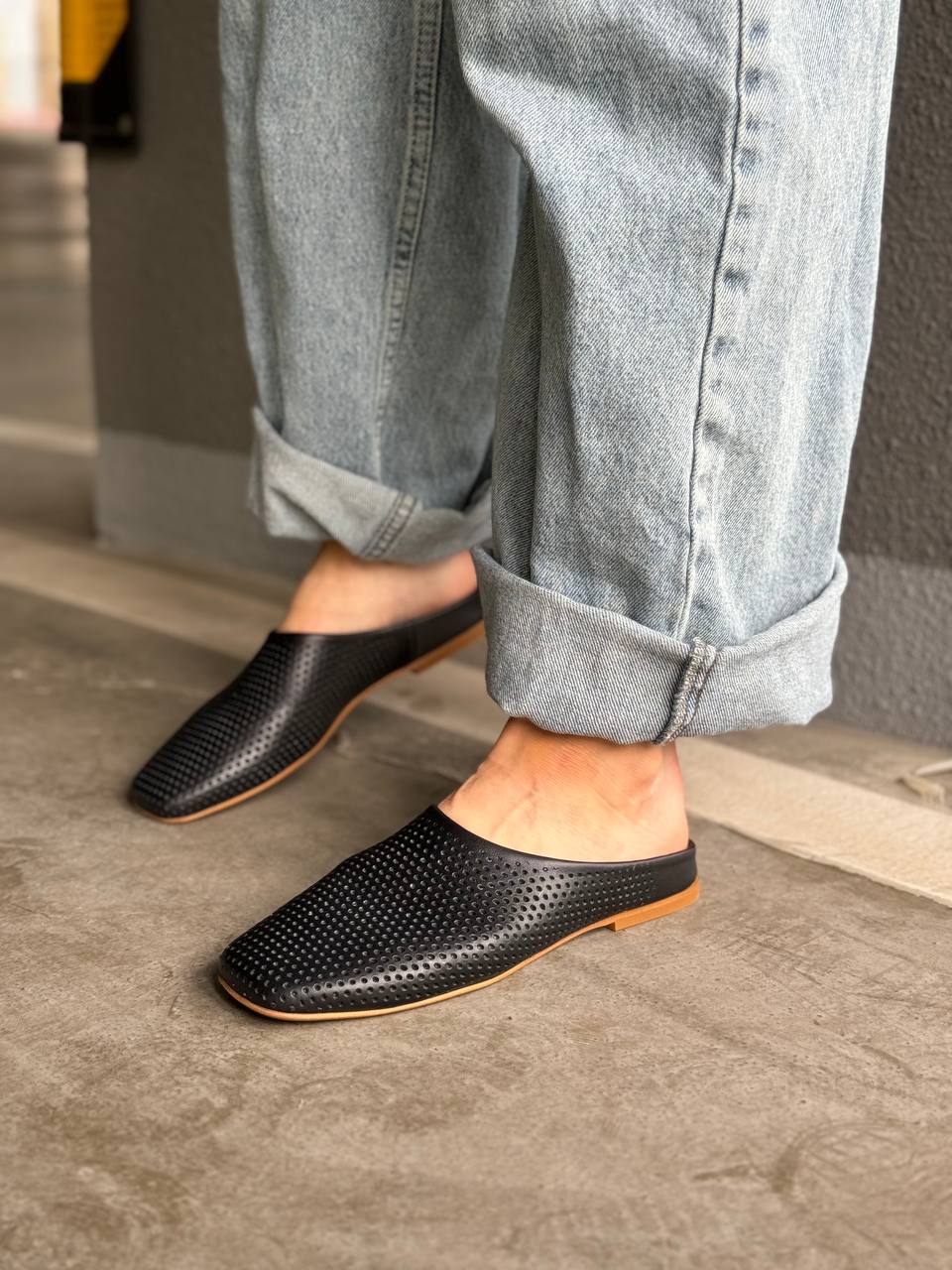 Handgefertigte Clogs und Hausschuhe aus echtem Leder für Damen. Perforierte Clogs für Damen