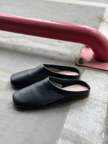 Handgefertigte Clogs und Hausschuhe aus echtem Leder für Damen. Perforierte Clogs für Damen