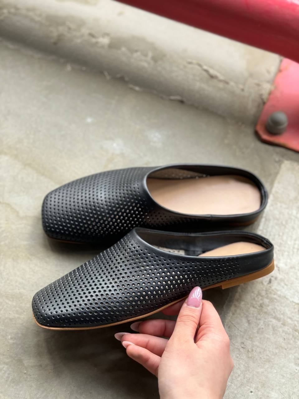 Handgefertigte Clogs und Hausschuhe aus echtem Leder für Damen. Perforierte Clogs für Damen