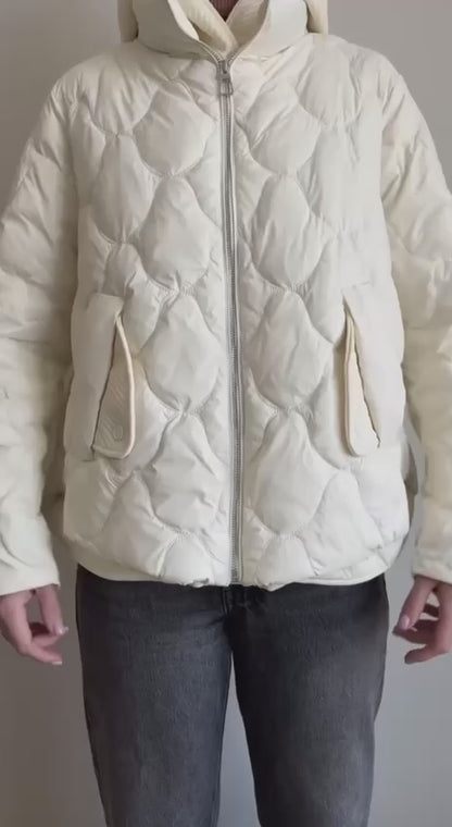 Bleiben Sie warm und stilvoll: Daunenjacke mit Kapuze für Damen.